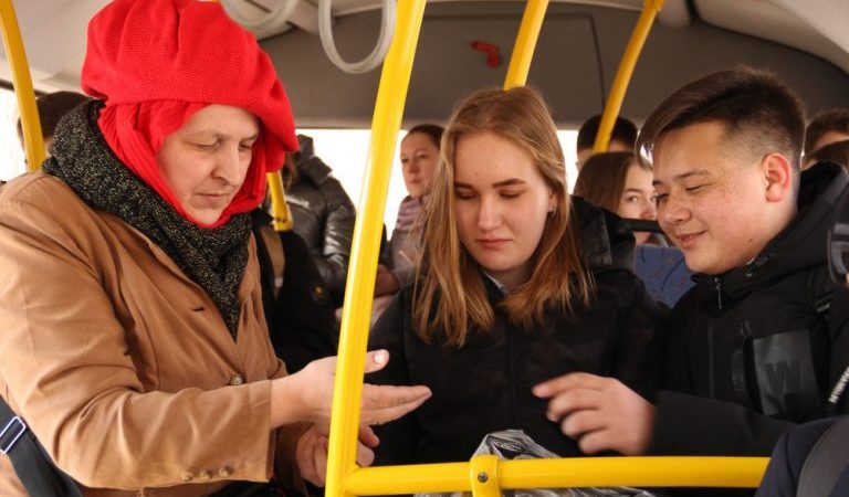 Пасажирка автобуса попросила дівчину поступитися місцем її синові. Відповідь дівчини поставив матусю в глухий кут