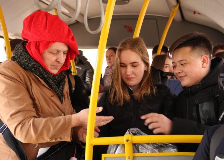 Пасажирка автобуса попросила дівчину поступитися місцем її синові. Відповідь дівчини поставив матусю в глухий кут