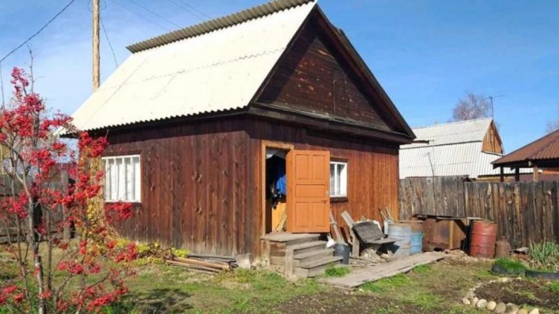 Якось дід побачив, як онук зляkано зайшов у кухню і почав пити молоко. Його руки тремтіли, він не міг нормально говорити. Дід раптом зрозумів у чому річ і побіr до його кімнати. У кімнаті онука він побачив страш ну картину.