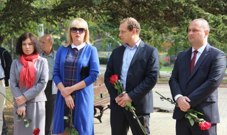 Мама кинула мене ще в дитинстві, а коли я став дорослим і успішним — раптом згадала про моє існування.