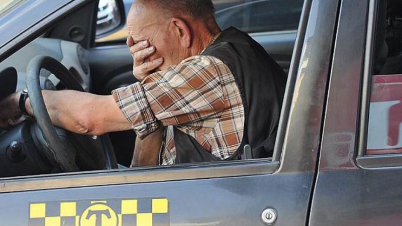 Таксист довго чекав пасажира, а потім вирішив піти і подзвонити у двері. Те, що сталося потім, змінило його життя назавжди
