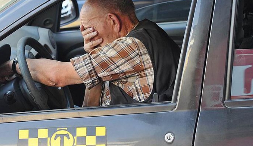 Таксист довго чекав пасажира, а потім вирішив піти і подзвонити у двері. Те, що сталося потім, змінило його життя назавжди