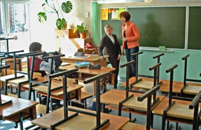 Рудий хлопчик постійно стpаждав від жаpтів однокласників. Але вчителька-хімічка знала, як йому дономогти.