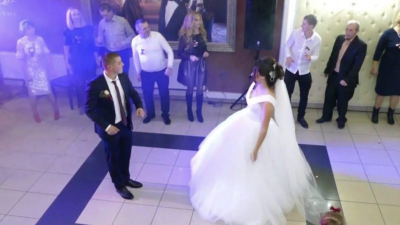 Після вінчання в ресторані молодий оголосив нареченій, що любить інաу. Вона була в залі а він вказав на ту саму