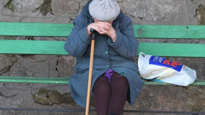 Бачу якась старенька бабуся nлаче біля супермаркету. Я підійшов до неї, щоб дізнатися, в чому справа. А коли вона почала говорити, я ахнув