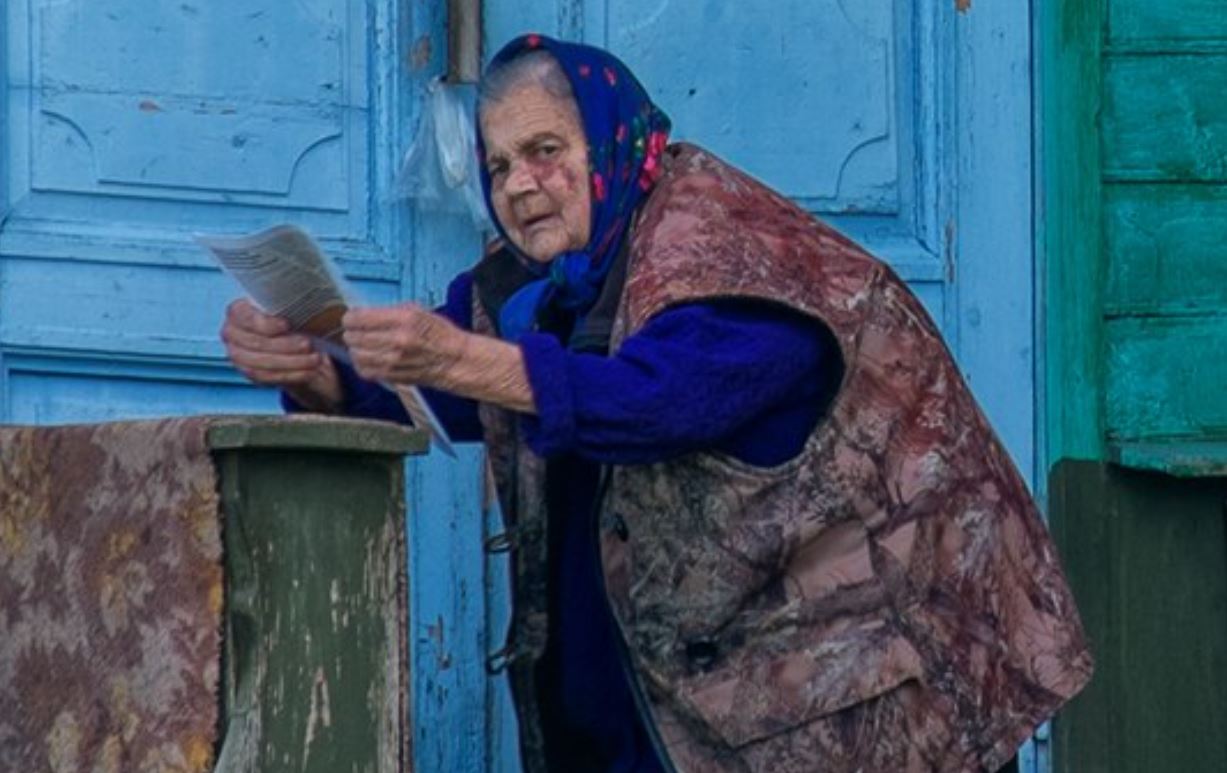 Бабуся почала говорити речі, які ще не сталися, навіть урятувала сина від ава рії. І незабаром вона вимагала купити для неї лотерейний квиток.