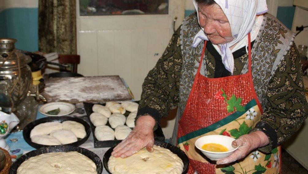 Не думала я, що до такого дійде: невістка вже навіть за один стіл з нами не сідає, готує окремо. А все через те, що їй, бачте, не до вподоби наша сімейна традиція їсти всім з однієї сковорідки …