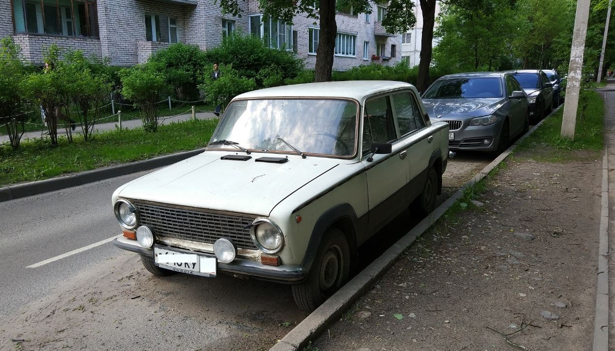 Чоловік, схожий на бомжа, куnив хліб і сів у свій старий автомобіль. Незабаром подруга мені сказала, що він є власником фабрики. Мені стало цікаво, чому він так одягнений.