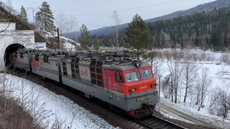 Поїзд увійшов в тунель і почувся гучний звук поцілунку, а далі-звук ляпасу, вийшовши з тунелю, всі були ошелешені