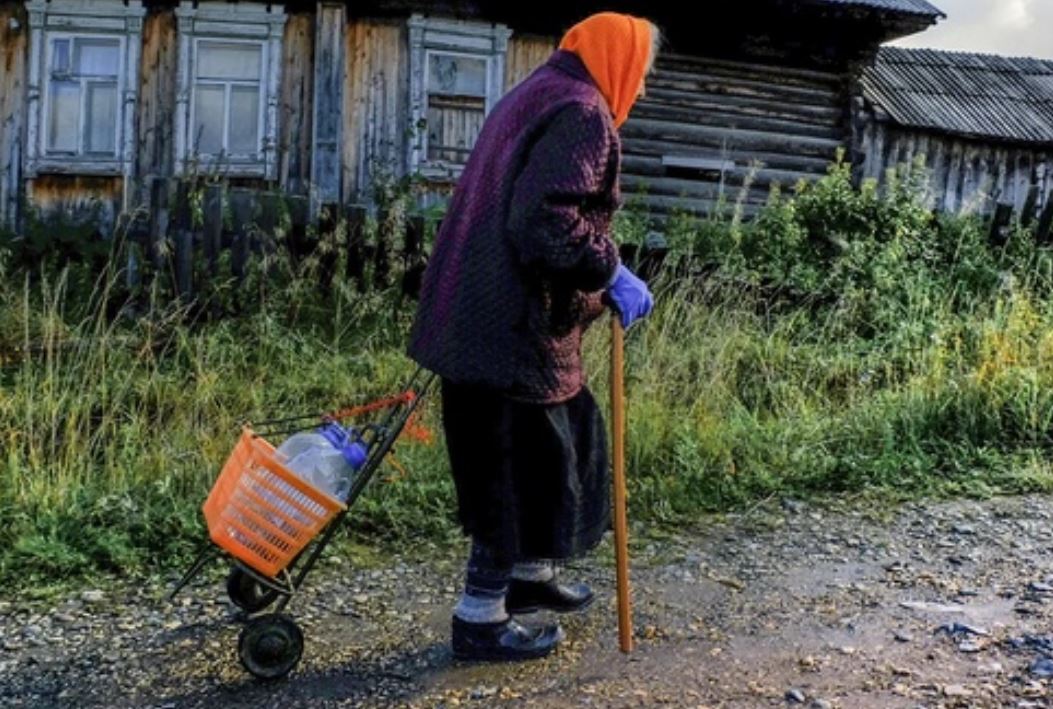 Якась літня жінка несла воду з колодязя. – Здрастуйте, а Марія Василівна тут живе? – запитав Роман. Жінка підійшла і відкрила їм хвіртку. Дивиться на них і ….