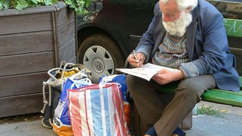 Микола Сергійович, бізнесмен вищого класу, вийшов з експресу і неквапливо йшов до свого водія, як раптом його погляд зупинився на бездомного, що сидить у кутку. Чоловік на мить завмер, невже це він?! Адже саме завдячуючи йому він тепер такий багатий…