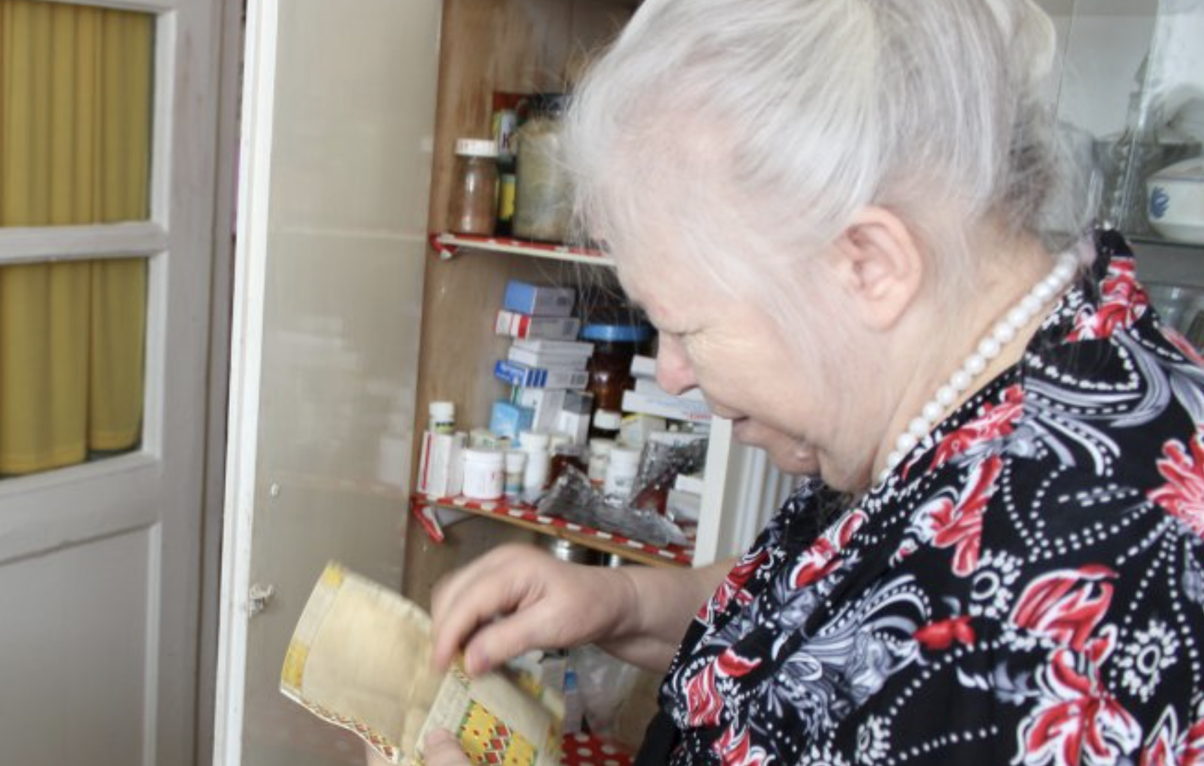 Чоловік поїхав на вахту, і тут його мати стала щодня вдаватися до нас додому.