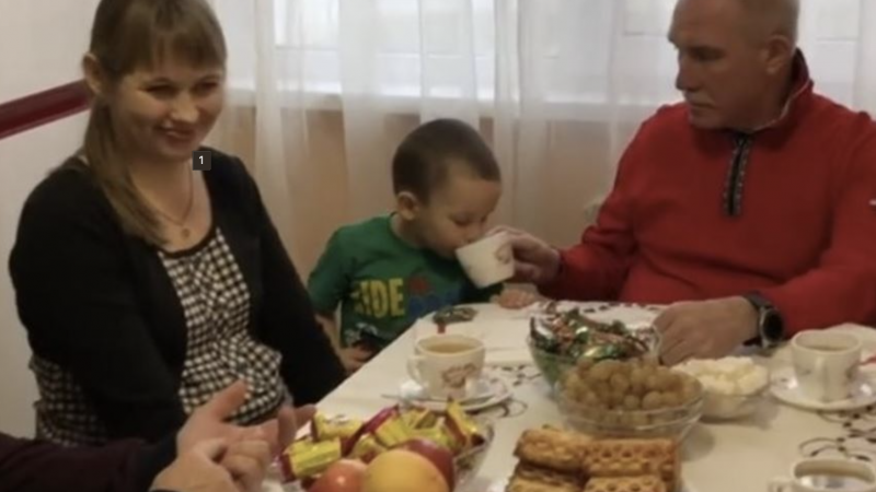 Донька зібрала всю сім’ю за столом, щоб повідомити радісну звістку, але після почутого ми одразу прогнали її та чоловіка з нашого будинку.