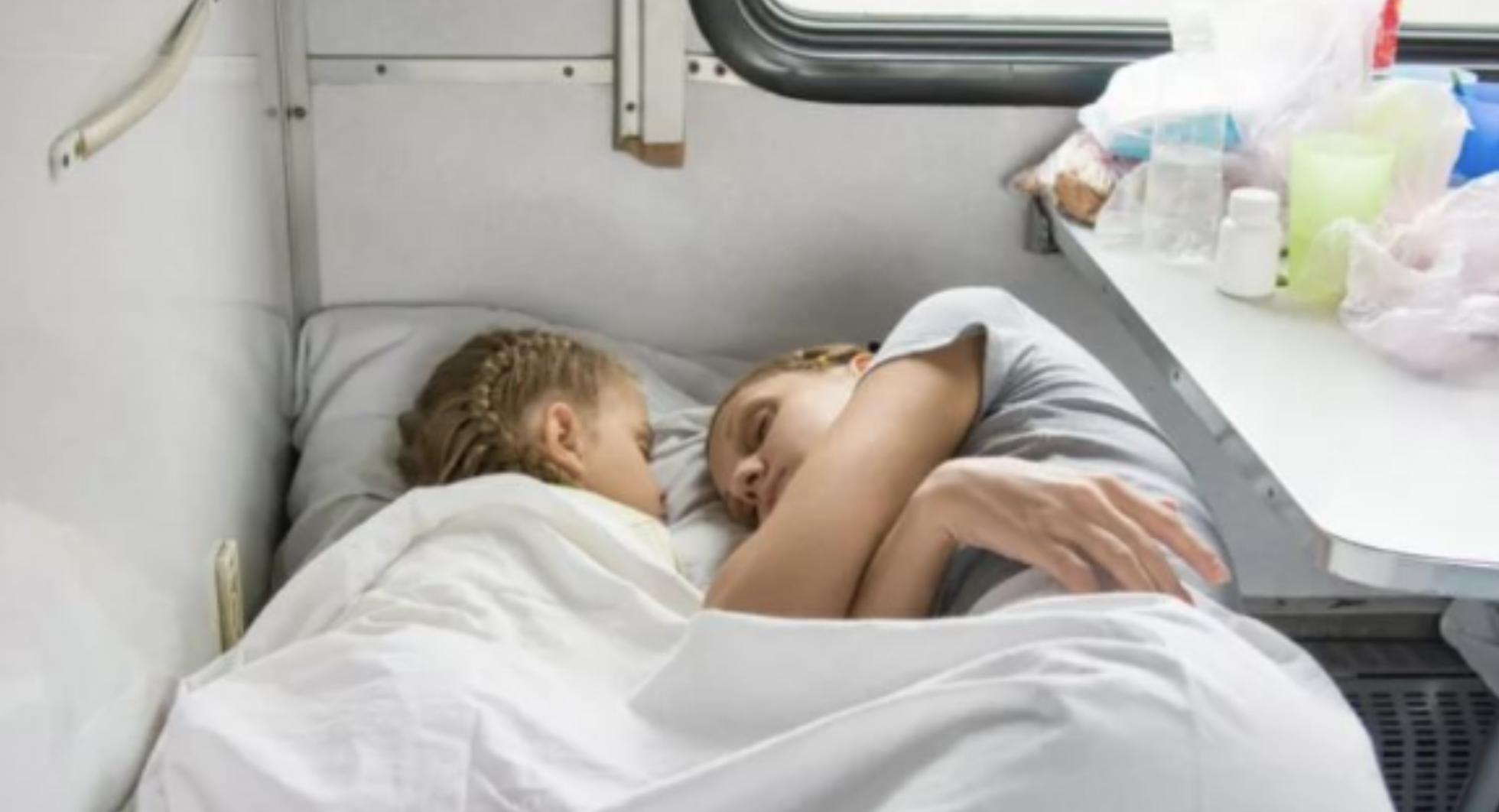 Сон ехать на поезде к чему снится. Девушка в поезде на верхней полке. Спящий человек в поезде.