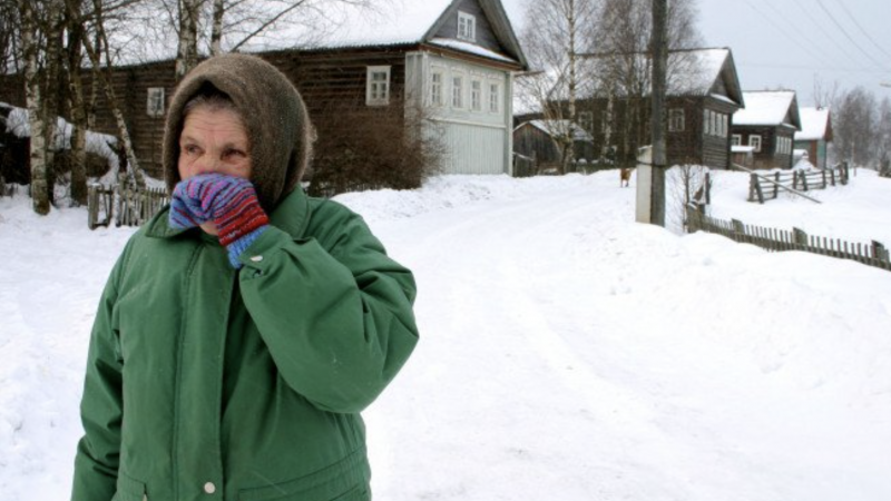 Рідна донька обдурила стару матір, зайняла в неї останні rроші та залишила замеpзати у селі. Але раптом доnомога надійшла дуже несподівано.