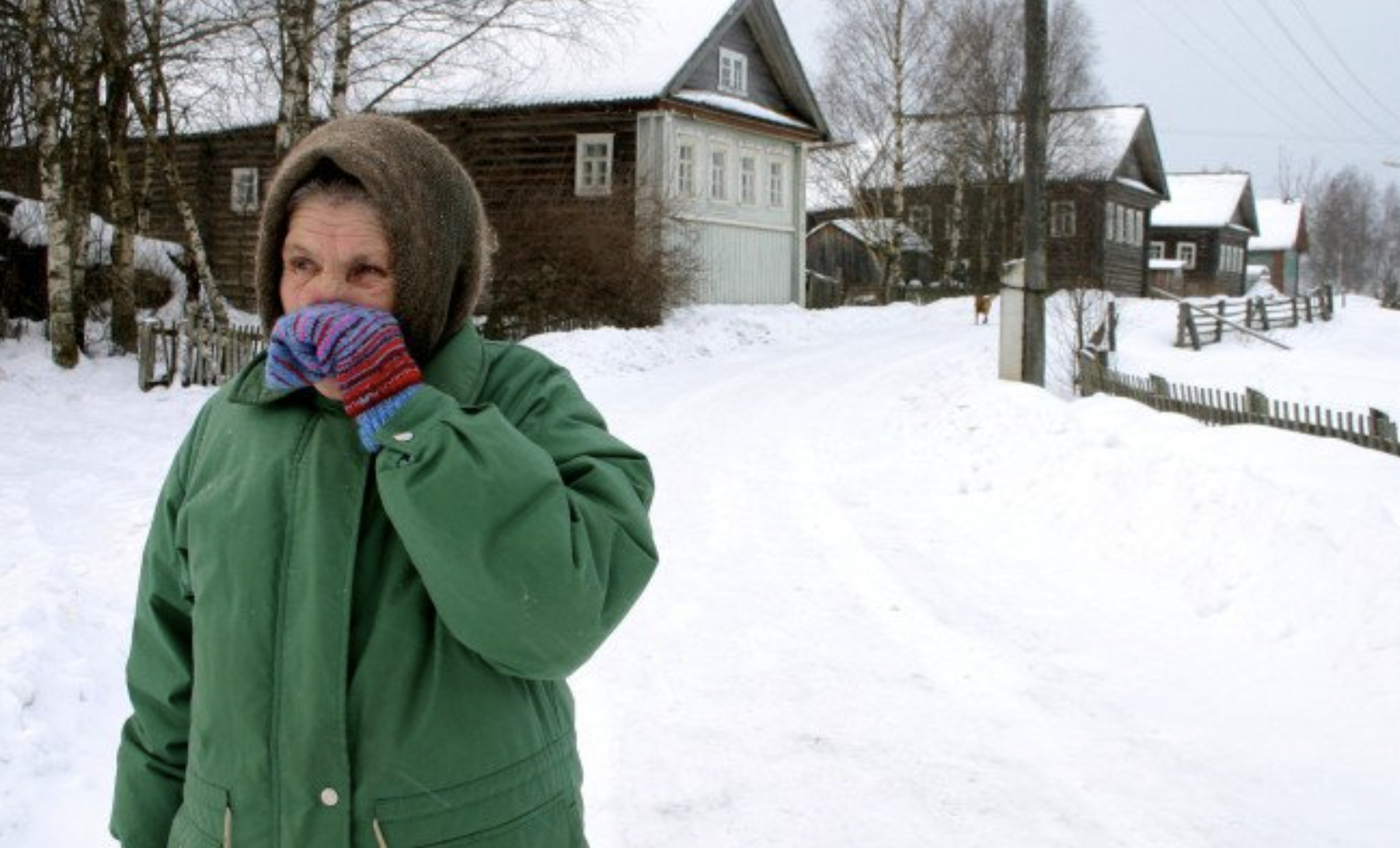 Рідна донька обдурила стару матір, зайняла в неї останні rроші та залишила замеpзати у селі. Але раптом доnомога надійшла дуже несподівано.