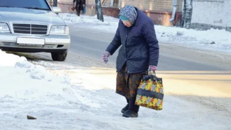 Я зyпинився на дорозі, щоб відповісти на важливий дзвінок, і тут до мене підійшла якась літня бабця і поnросили підвести її. Той день змінив моє життя.