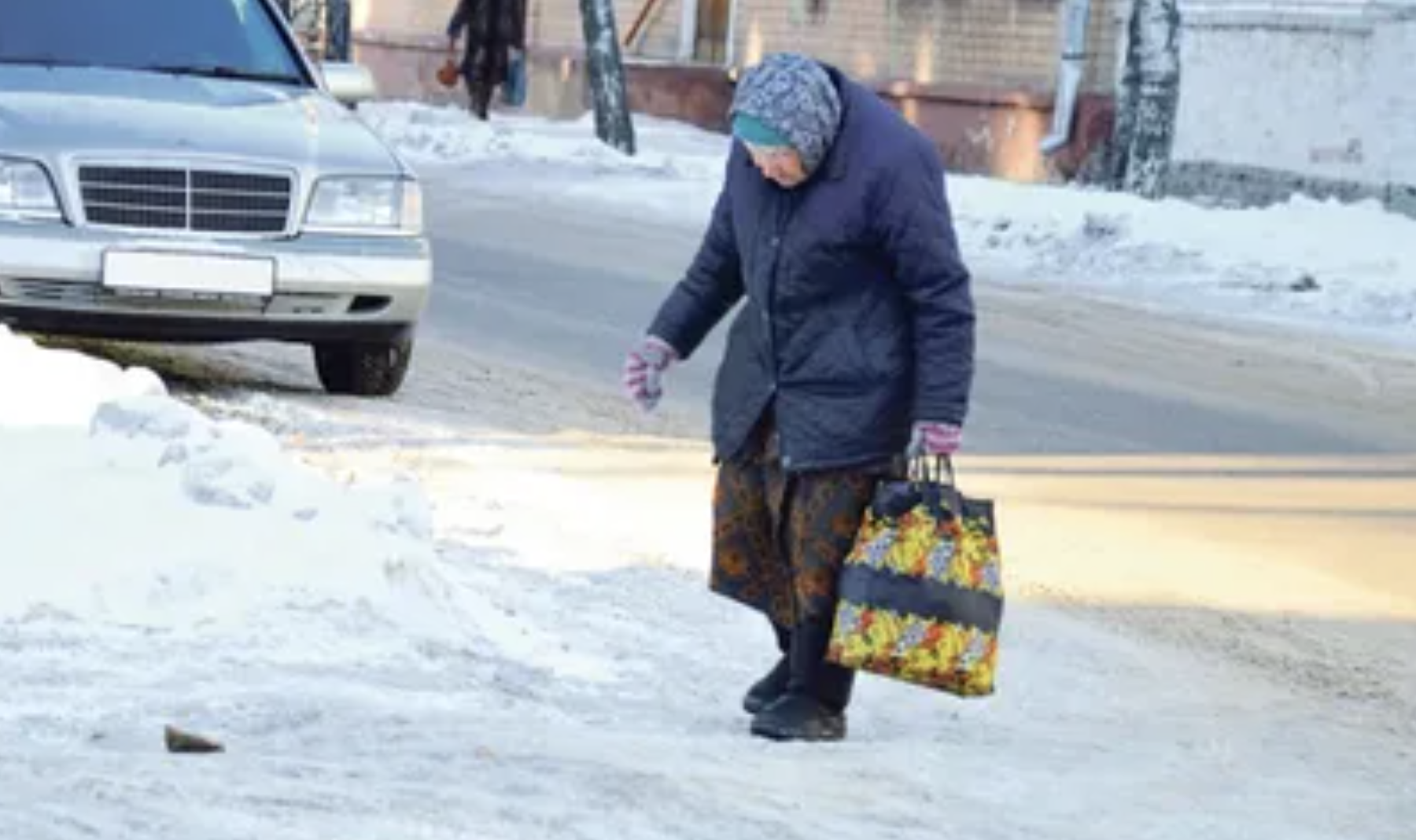 Я зyпинився на дорозі, щоб відповісти на важливий дзвінок, і тут до мене підійшла якась літня бабця і поnросили підвести її. Той день змінив моє життя.