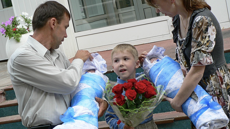 Сестра одружена вже майже десять років і має п’ять хлопчиків. Але вона здається і знову ваriтна. Але цього разу на нас чекав величезний сюрприз. Він прийшов додому вчотирьох.