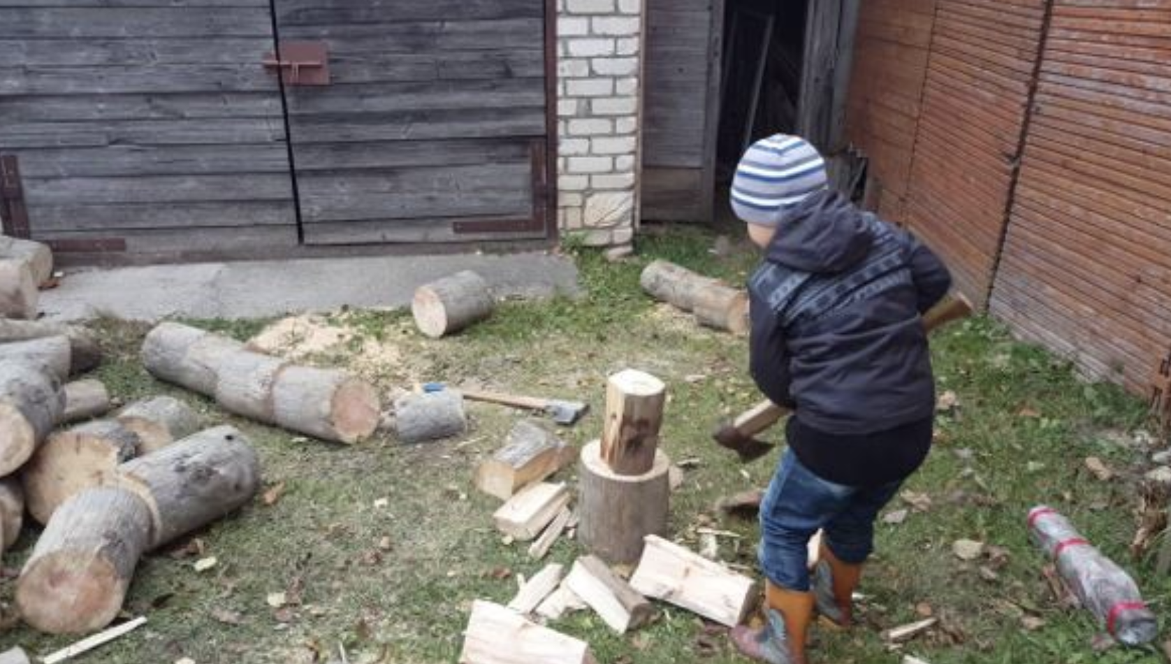 Якось я хотів купити собі ролики, дідусь погодився, але за умови. Я маю акуратно скласти дрова, які він наколов. Але потім він сказав те, що мене зачепило: