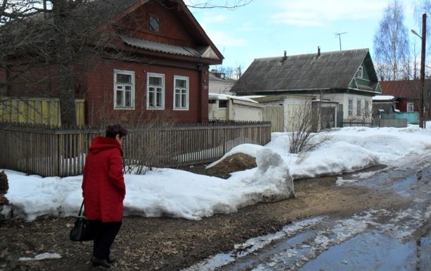 Мама kинула мене заради свого нового чоловіка, і з цього дня я жила з бабусею. А потім, коли не ста ло бабусі, моя мати раптом з’явилася.